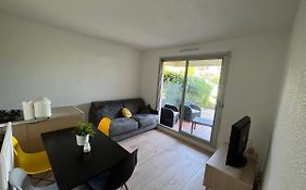 Appartement 2 pièces en rez de jardin avec parking et piscine